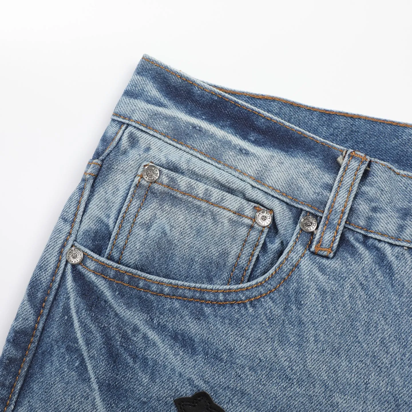 P270 Chrome Hearts CH Cross embroidered distressed jeans Top ceiling quality 100% version correct version is coming!  Believe me this must be the best quality you will ever come across! ! Excellent value for money! !  Styles with different washes and textures are very friendly to people with thin legs and thick legs. The straight version is very flattering to the shape of the legs. The moderate length is timeless and easy to match. It is the basis of various styles and a must-have in the wardrobe! ! Add a little stacking to easily control this year's popular clean fit fabric. The fabric is stiff but the upper body is soft without losing texture. The sides and cuffs of some styles have a bone-wash effect. It's really hard not to love it! The outfit effect is immediate! ✅Correctly customize the Croxin metal leather label on the back panel. It is not sold directly with the cross on the finished jeans. 1:1 copying strives for excellence and the details are perfectly grasped. ✅The cross leather label is clear and smooth. Exquisite turning top craftsmanship. ✅Buttons, zippers and hardware are all customized versions of the Croxin LOGO. ✅High-cost washing process. Size: 28 30 32 34 36 (5 sizes)